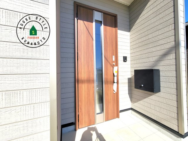 宇城市松橋町南豊崎第2-2棟（1号棟）の外観：施工例|地盤調査済 / 玄関へ向かうまでのアプローチに漂う上質が期待感をもたせます。玄関は建物の顔。落着きを醸し出した自己主張が心に訴えてきます。