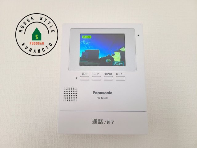 宇城市松橋町南豊崎第2-2棟（1号棟）のセキュリティ|TVモニター付きインターフォン 来訪者の様子を室内TVモニターでチェック。対応したくないセールスを断りやすく、子どもに留守番をさせるときも安心。不在時の来訪者を録画でき、犯罪抑止効果も期待できます。
