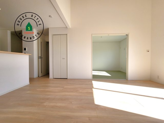 宇城市松橋町南豊崎第2-2棟（1号棟）の内観：施工例|リビングにいるお子様と会話をしながら家事ができるカウンターキッチン。いま手があいているか、忙しそうなのか相手の様子を伺いながらコミュニケーションをとる訓練にもなります。