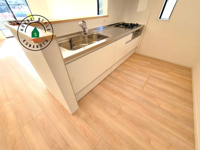 宇城市松橋町南豊崎第2-2棟（1号棟）の内観：施工例|カウンターキッチンなら、リビングで遊ぶ子供の様子を見ながら料理ができるので安心です。料理を運んでもらったり、子供にお手伝いしてもらいやすいのもいいですね。