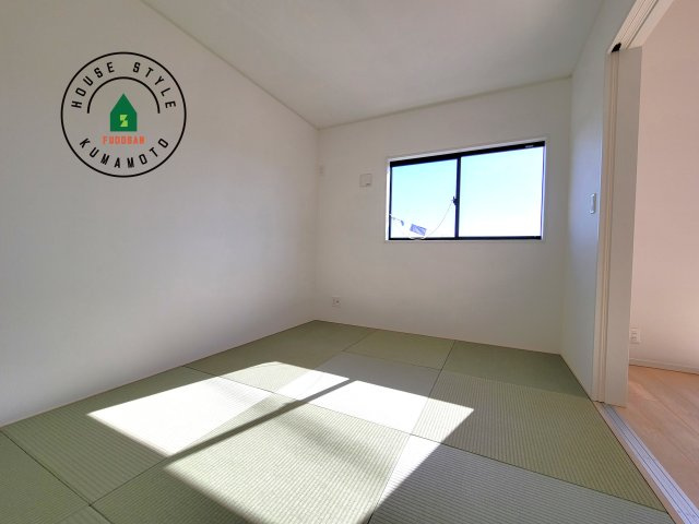宇城市松橋町南豊崎第2-2棟（1号棟）の内観：施工例|和室を上手に活用すると暮らし方の幅が広がります。例えば普段は開け放して、子供の小さいうちはお昼寝や遊びのスペースに。畳はソフトなので転んでもケガをしにくく安心です