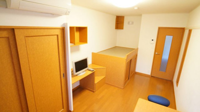 【居間・リビング】 | レオパレスコンフォート | お部屋によりテレビが異なる場合があります。