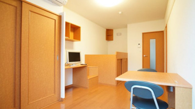 【居間・リビング】 | レオパレスコンフォート | お部屋によりテレビが異なる場合があります。