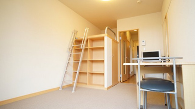 【居間・リビング】 | レオパレスグリーングラスⅡ | お部屋によりテレビが異なる場合があります。