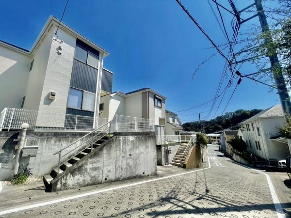 横浜市港南区日野中央１丁目の中古一戸建の前面道路含む現地写真|車通りが少ない為、小さなお子様にも安心です。
是非一度、現地へ起こしください。

