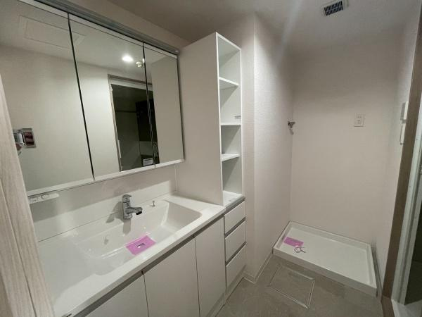 【独立洗面台】 | ハイホーム鷺沼東 | 十分な大きさの洗面台は収納力大。身だしなみチェックや歯磨きなど、朝の慌ただしい時間でも余裕とゆとりを感じられます♪
