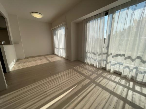 【居間・リビング】 | ハイホーム鷺沼東 | みんなが集うLDKはあたたかい日差しが入り込み、自然と楽しい会話が弾む幸せな空間に

