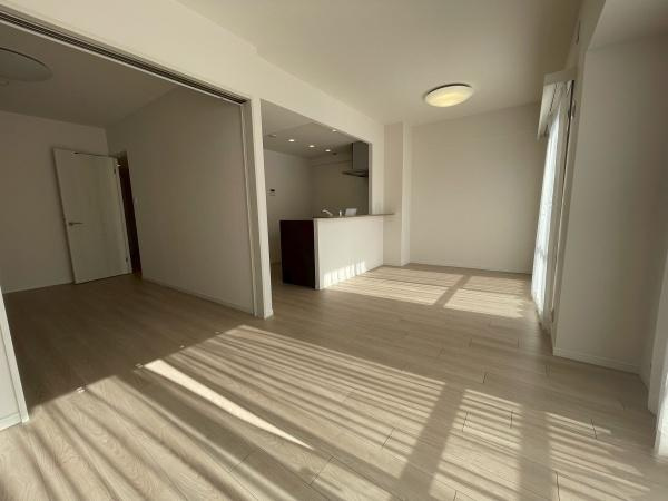 【居間・リビング】 | ハイホーム鷺沼東 | 窓からの日差し・風・すべてが心地よくゆったりとした時間を過ごせます♪