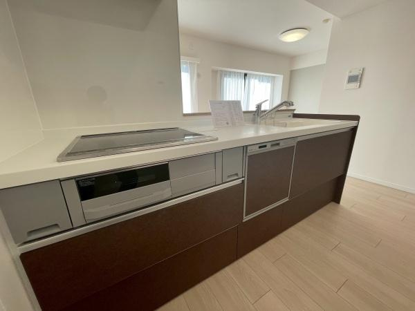 【キッチン】 | ハイホーム鷺沼東 | キッチンスペースは広々しており、調理の効率が上がる３口コンロに、食洗器もついており、家事もはかどります♪