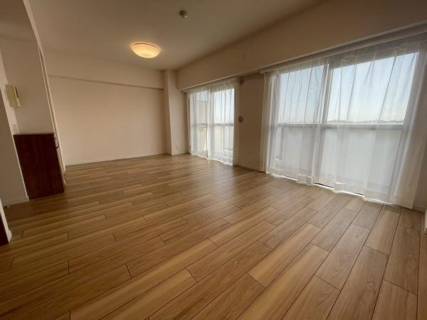 エクセル宮前平の居間・リビング|みんなが集うLDKはあたたかい日差しが入り込み、自然と楽しい会話が弾む幸せな空間に

