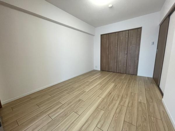 エクセル宮前平の洋室|白とナチュラルの落ち着いたカラーセレクトです
