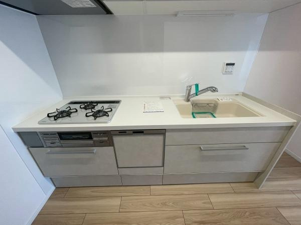 エクセル宮前平のキッチン|キッチンスペースは広々しており、調理の効率が上がる３口コンロに、食洗器もついており、家事もはかどります♪