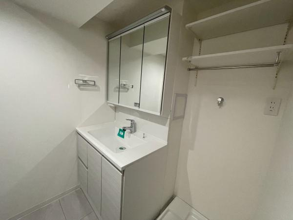 エクセル宮前平の独立洗面台|十分な大きさの洗面台は収納力大。身だしなみチェックや歯磨きなど、朝の慌ただしい時間でも余裕とゆとりを感じられます♪
