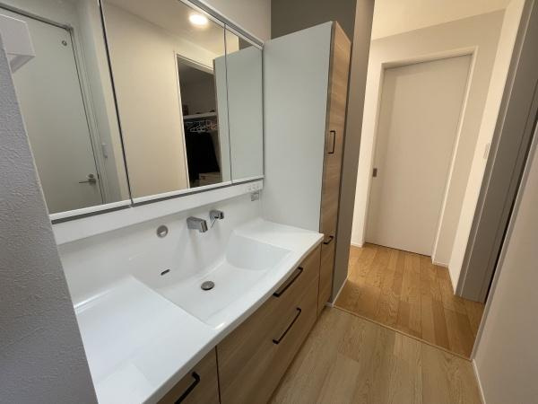 出雲市斐川町上荘原　中古戸建の独立洗面台