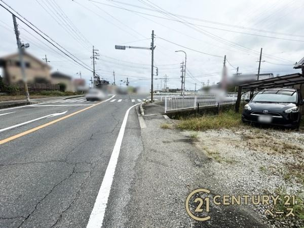 香芝市五磯壁６丁目　一戸建の前面道路含む現地写真|スーパーなど商業施設が徒歩圏内に近接しています。