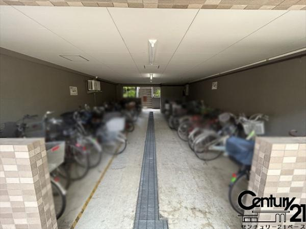 ライオンズマンション柏原のその他共用部分|■現地撮影写真■こちらは駐輪場です！