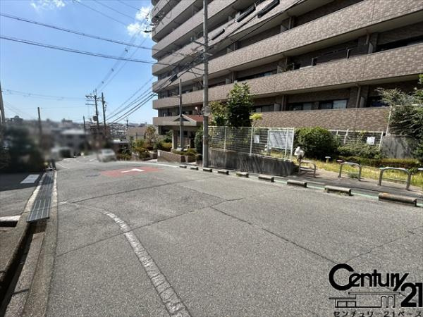 ライオンズマンション柏原のその他|■現地撮影写真■広々とした前面道路です！