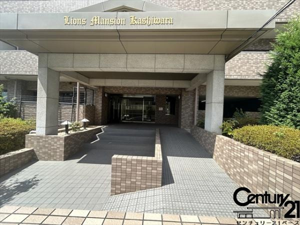 ライオンズマンション柏原のエントランス|■現地外観写真■こちらは正面出入口です！