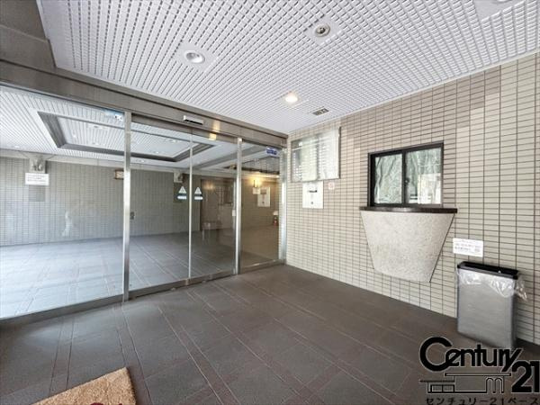 ライオンズマンション柏原のエントランス|■現地撮影写真■広々開放的な現地エントランスです！