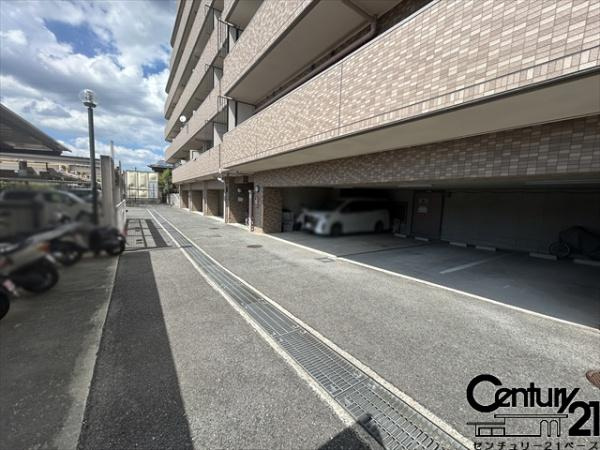 ライオンズマンション柏原のその他共用部分|■現地撮影写真■こちらは駐車場です！