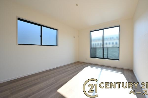 リーブルガーデン北郡山町 ２号棟 ／新築一戸建の洋室|■現地撮影写真■日当たりのよい明るい雰囲気の洋室です！