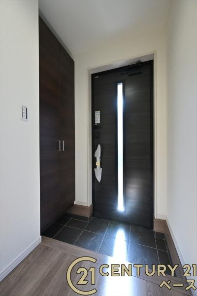 リーブルガーデン北郡山町 ２号棟 ／新築一戸建の玄関|■現地撮影写真■すっきりとした明るい玄関が家族やお客様を迎えてくれます！