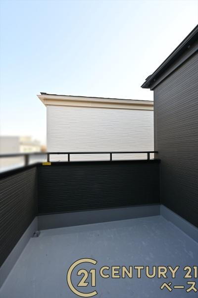 リーブルガーデン北郡山町 ２号棟 ／新築一戸建のバルコニー|■現地撮影写真■日当たりのよい広々バルコニー！お布団干しもラクに行えます！