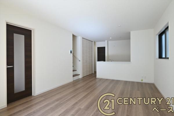 リーブルガーデン北郡山町 ２号棟 ／新築一戸建の居間・リビング|■現地撮影写真■ご家族でくつろいでいただける広々したＬＤＫ！