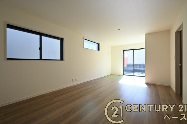 リーブルガーデン北郡山町 ２号棟 ／新築一戸建の居間・リビング|■現地撮影写真■家計と環境に優しい、断熱性・保温性に優れたペアガラスを使用しています！