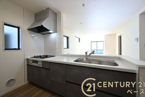 リーブルガーデン北郡山町 ２号棟 ／新築一戸建のキッチン|■現地撮影写真■収納力と使いやすさを追求したシステムキッチンです！