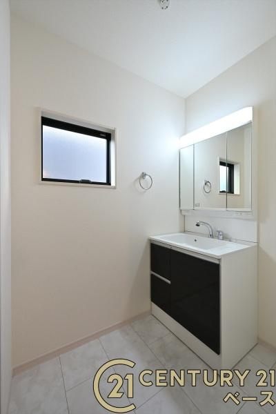 リーブルガーデン北郡山町 ２号棟 ／新築一戸建の独立洗面台|■現地撮影写真■三面鏡タイプのミラーキャビネット！収納スペースも豊富です！