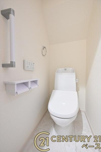 リーブルガーデン北郡山町 ２号棟 ／新築一戸建のトイレ|■現地撮影写真■１・２階ともに清潔感ある綺麗なお手洗を完備！