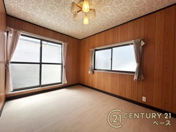 桜井市東新堂　一戸建の洋室|フローリング張替え済み！２面採光で明るいお部屋です！