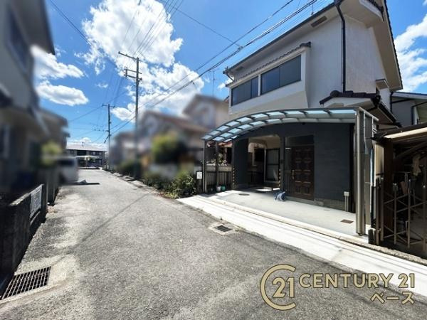 桜井市東新堂　一戸建の前面道路含む現地写真|前面道路の幅員約５ｍあり、間口も広々しており車の出し入れもラクラク！