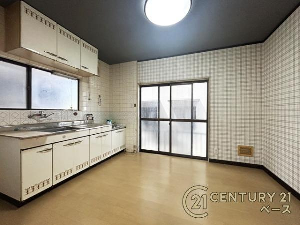 桜井市東新堂　一戸建のキッチン|壁紙、フローリング張替え済みです！