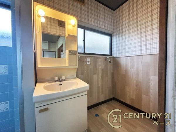 桜井市東新堂　一戸建の独立洗面台|ゆったりとした広さの快適な洗面スペースです！