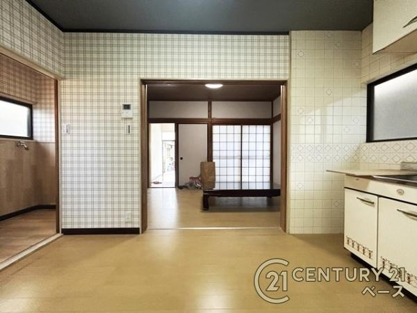 桜井市東新堂　一戸建の居間・リビング|ご家族でくつろいでいただける広々したリビングです！