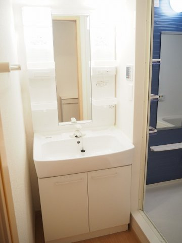 グランデの洗面所|明るい洗面所です