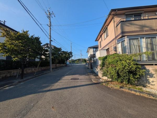 【前面道路含む現地写真】 | 三田市狭間が丘2丁目　中古戸建