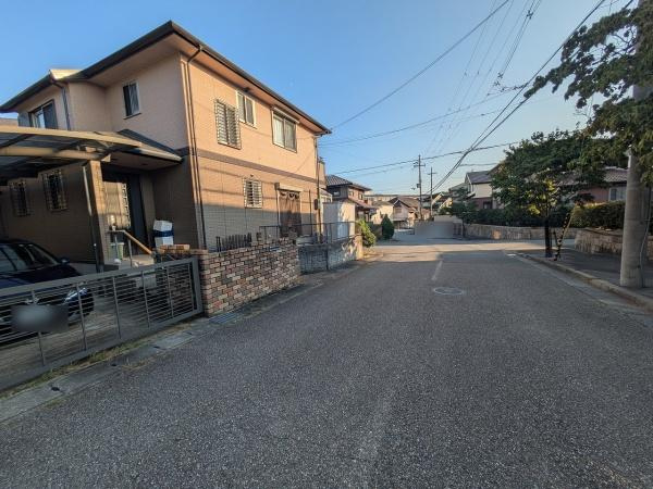 【前面道路含む現地写真】 | 三田市狭間が丘2丁目　中古戸建