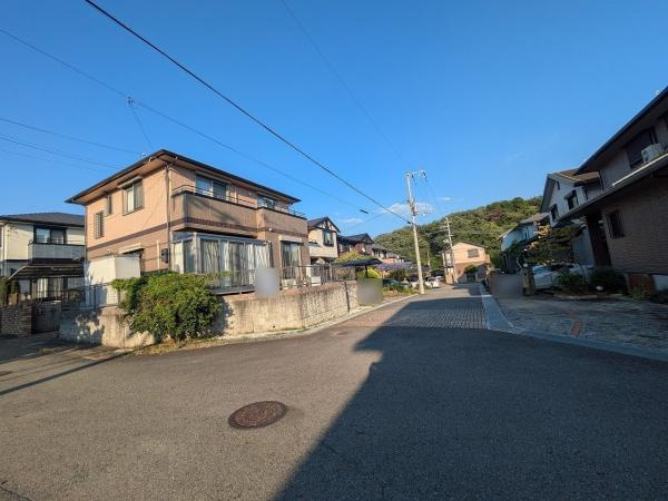 【前面道路含む現地写真】 | 三田市狭間が丘2丁目　中古戸建