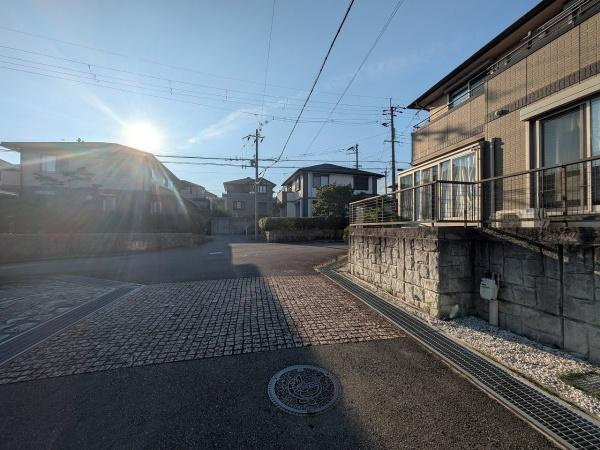 【前面道路含む現地写真】 | 三田市狭間が丘2丁目　中古戸建