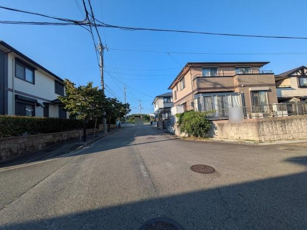 【前面道路含む現地写真】 | 三田市狭間が丘2丁目　中古戸建