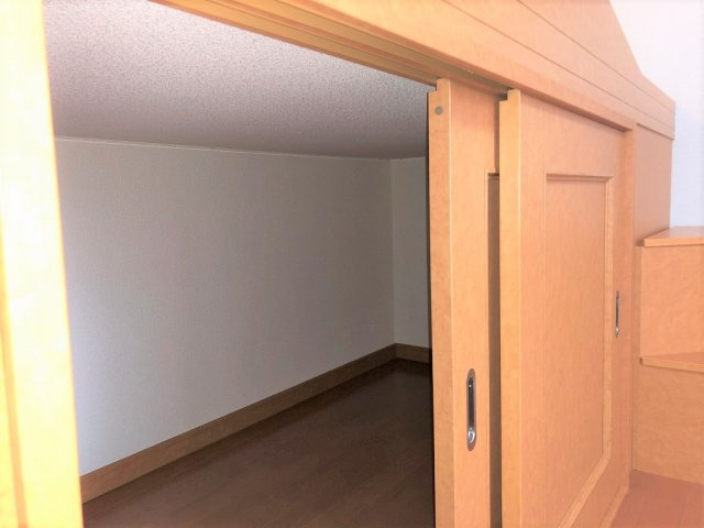 レオパレスグリーン東室蘭の内装|居室：１Fはフローリング　2Fは絨毯