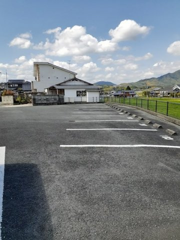 ヒルズ栗林Ｂの駐車場