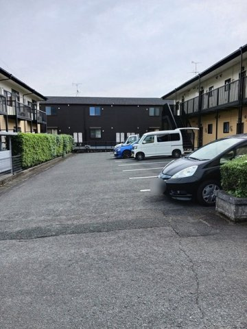 ヒルズ栗林Ａの駐車場