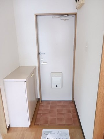 ヒルズ栗林Ａの玄関
