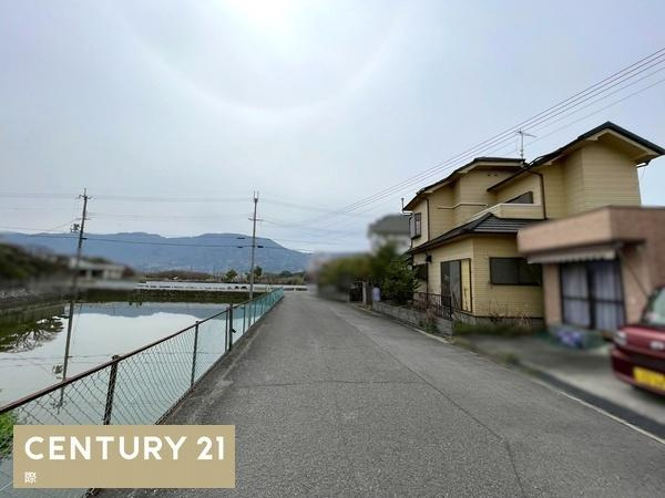 紀の川市長田中　中古戸建の前面道路含む現地写真