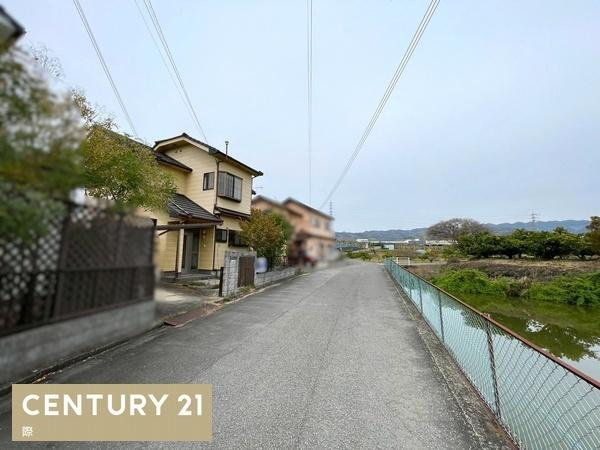 紀の川市長田中　中古戸建の前面道路含む現地写真