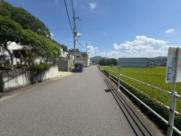 貴志川町北山　中古戸建の前面道路含む現地写真